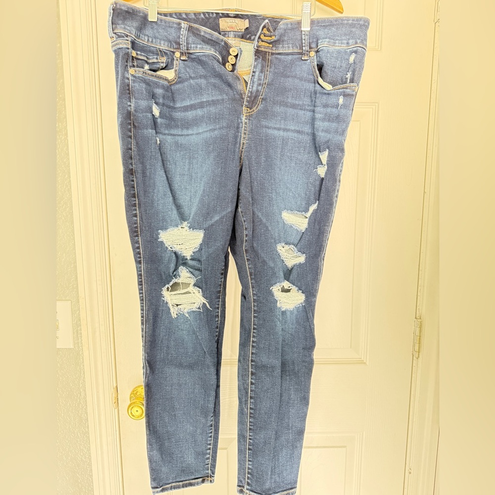 EUC Size 22R Torrid Light Blue Destructed Jegging
